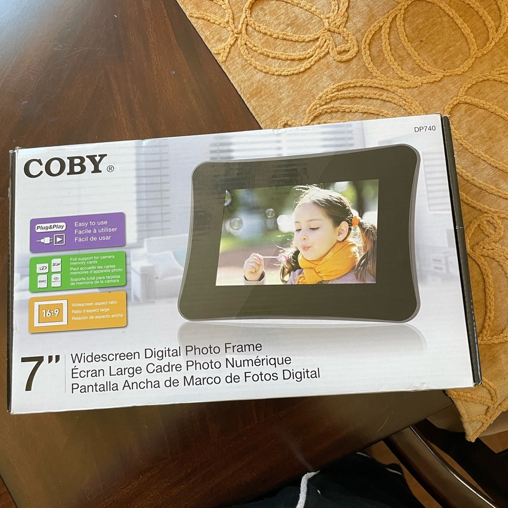Coby 7" Widescreen Digital Photo Frame - Picture 4 of 6